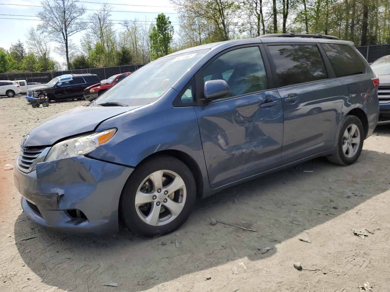 TOYOTA SIENNA LE 2015