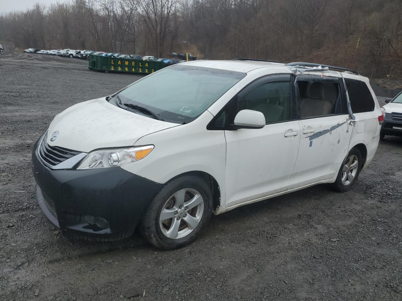 TOYOTA SIENNA LE 2011