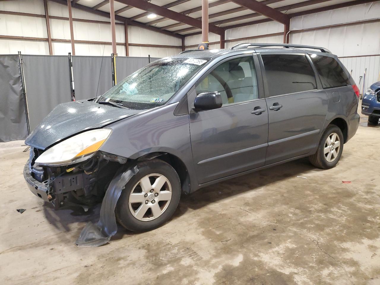 TOYOTA SIENNA CE 2010