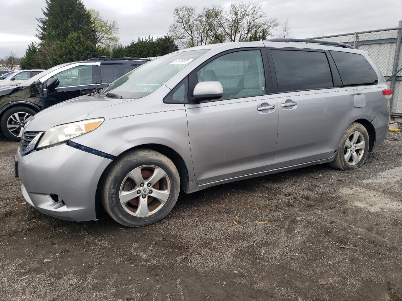 TOYOTA SIENNA LE 2011