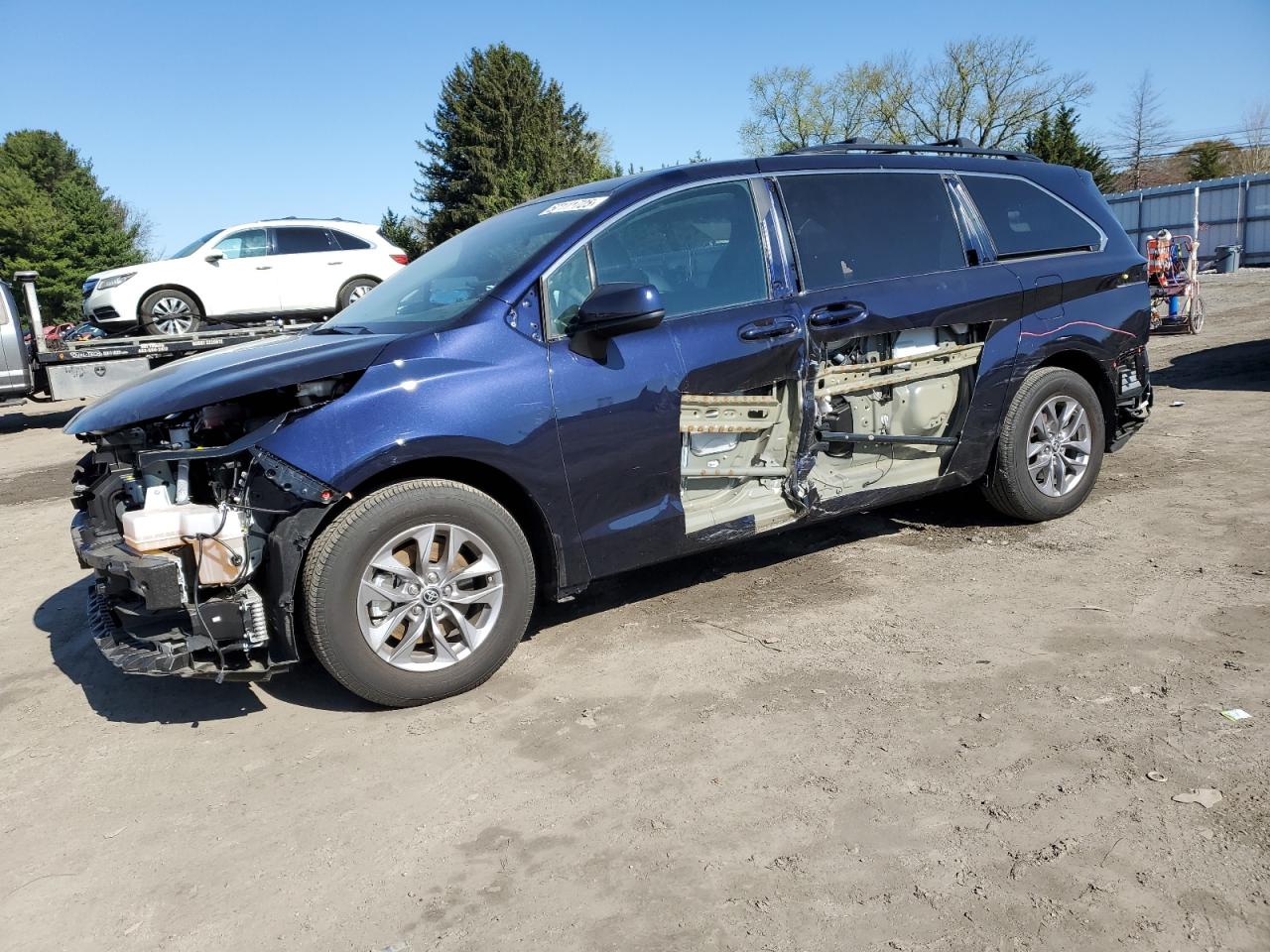 TOYOTA SIENNA LE 2024