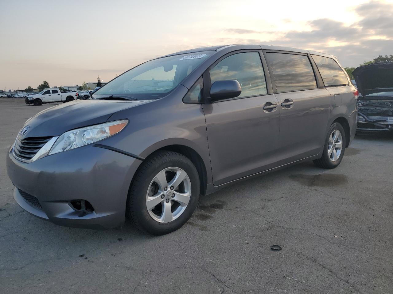 TOYOTA SIENNA LE 2013