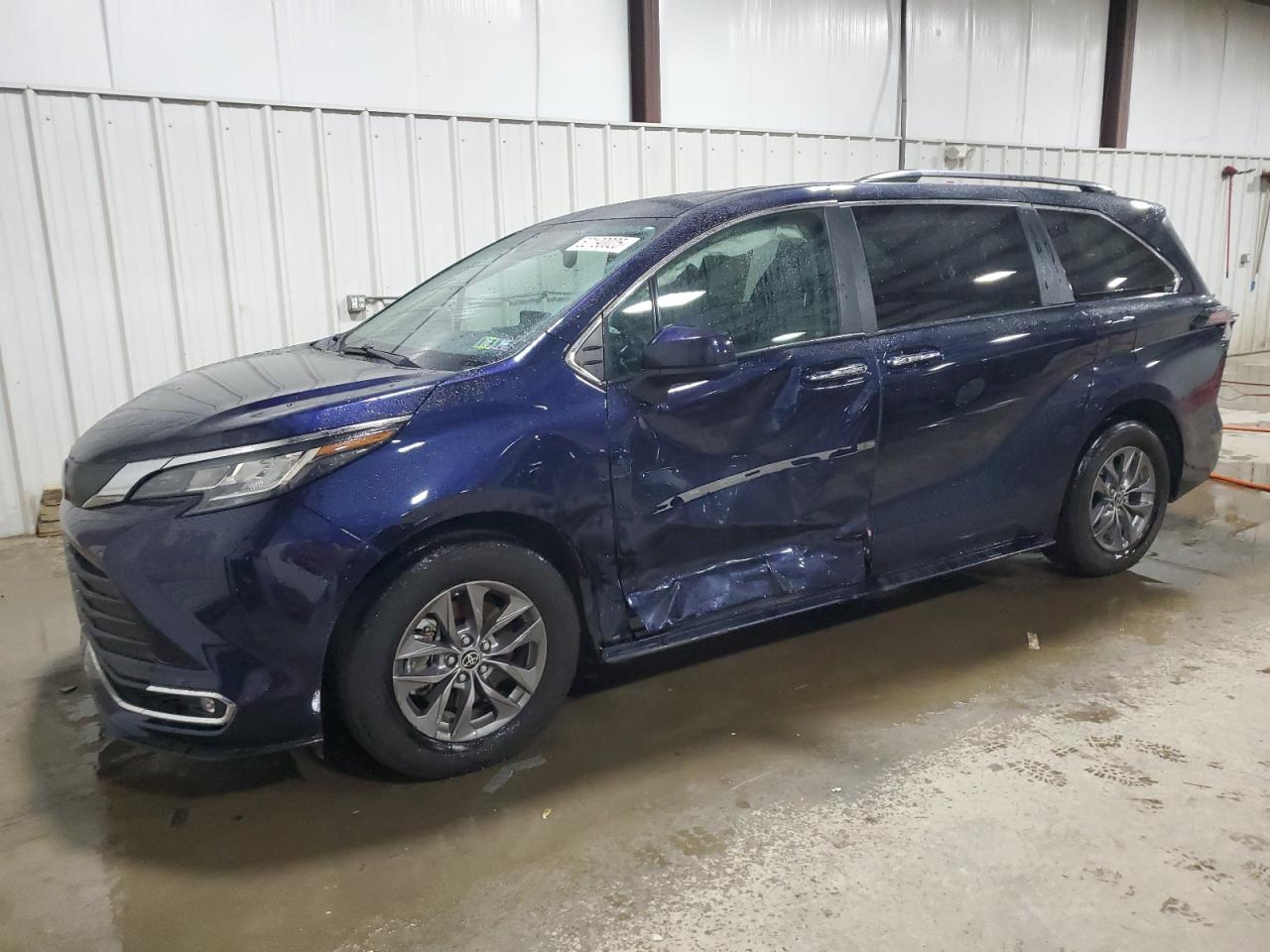 TOYOTA SIENNA XLE 2023