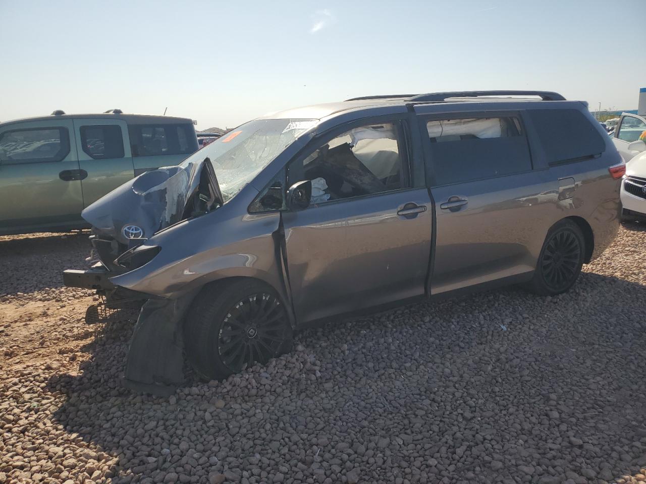 TOYOTA SIENNA LE 2015