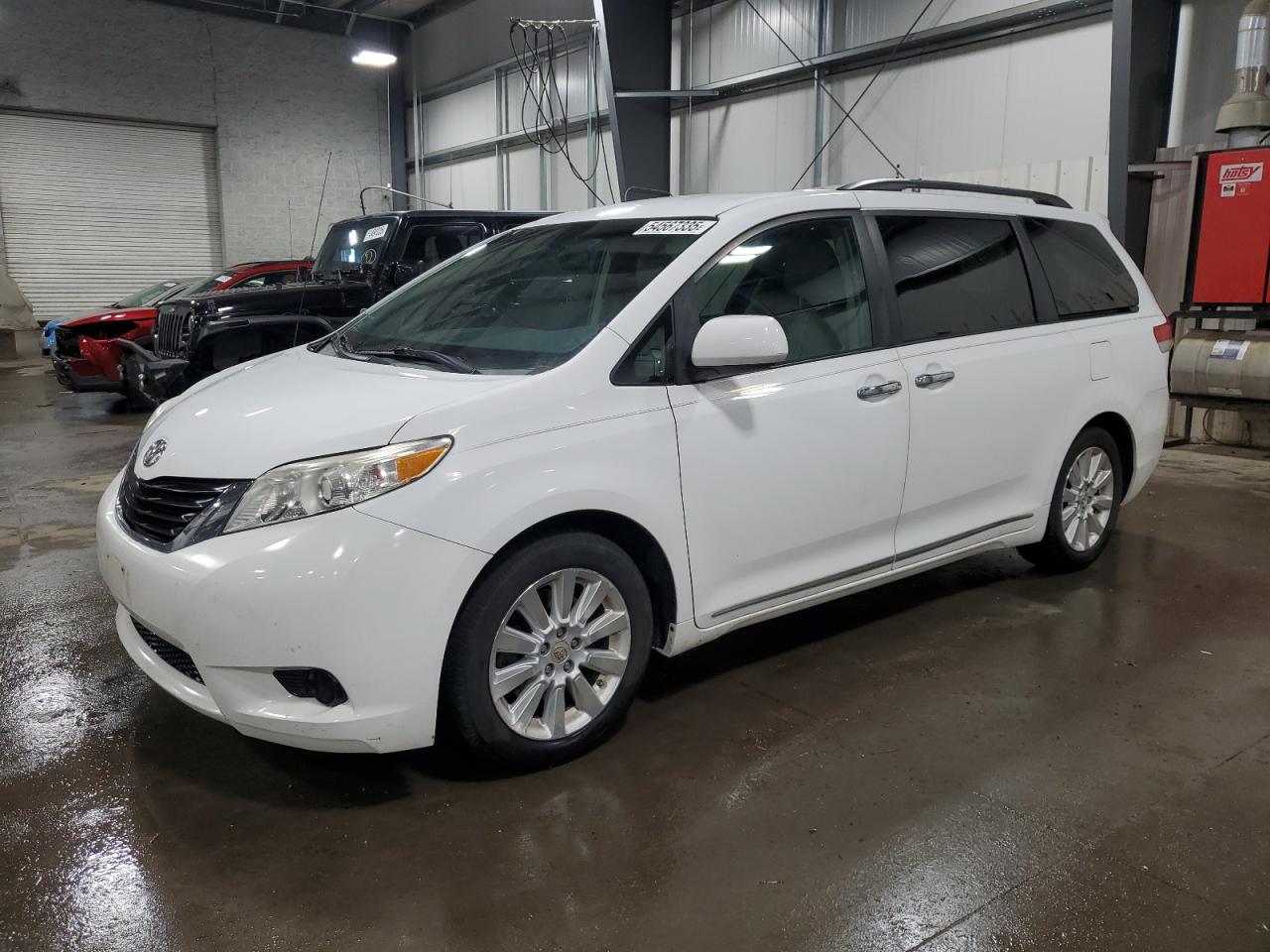 TOYOTA SIENNA LE 2011