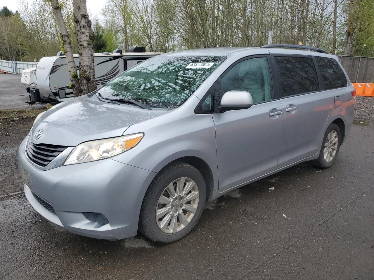 TOYOTA SIENNA LE 2011