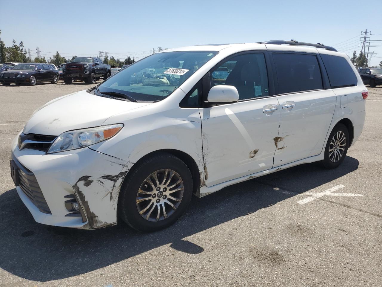 TOYOTA SIENNA XLE 2018