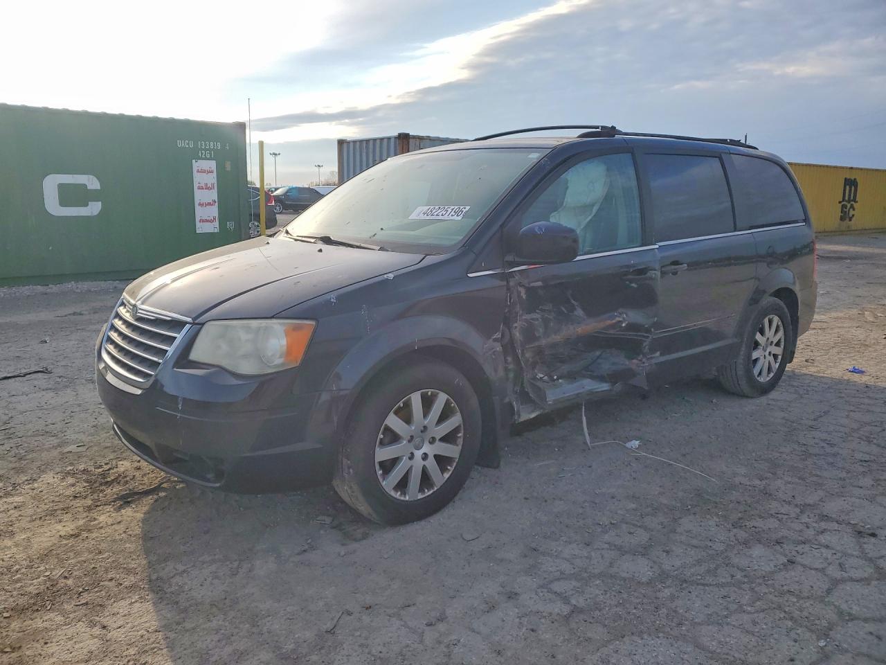 CHRYSLER TOWN & COUNTRY 2010