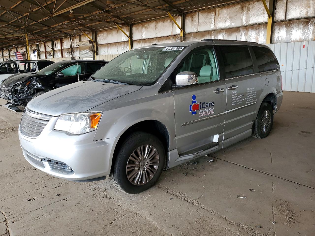 CHRYSLER TOWN & COUNTRY 2011
