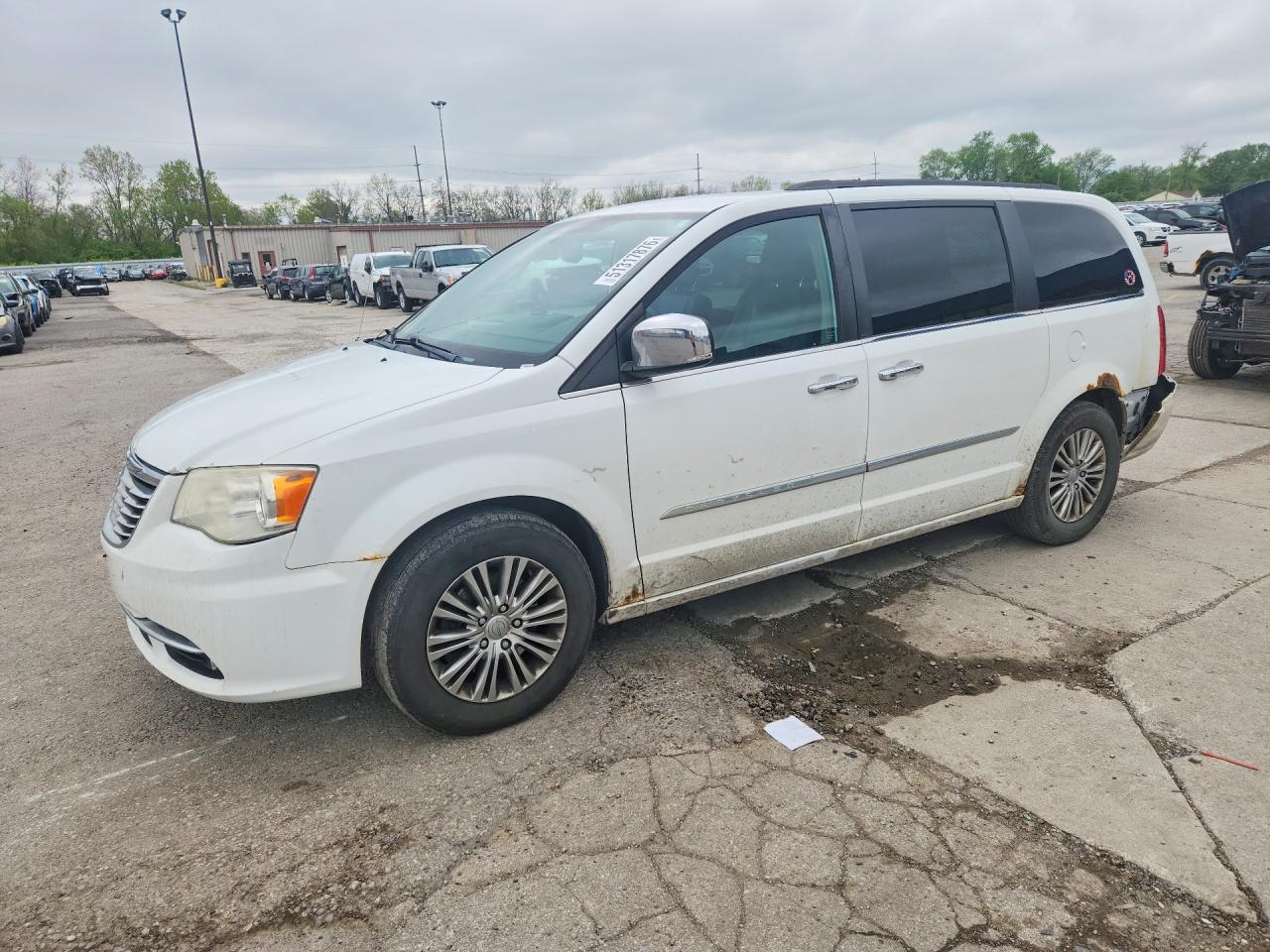 CHRYSLER TOWN & COUNTRY 2013