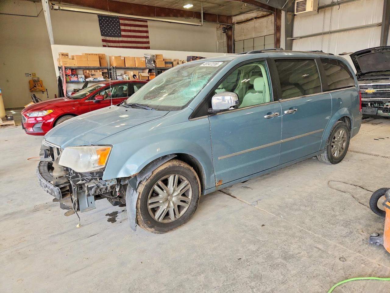 CHRYSLER TOWN & COUNTRY 2010