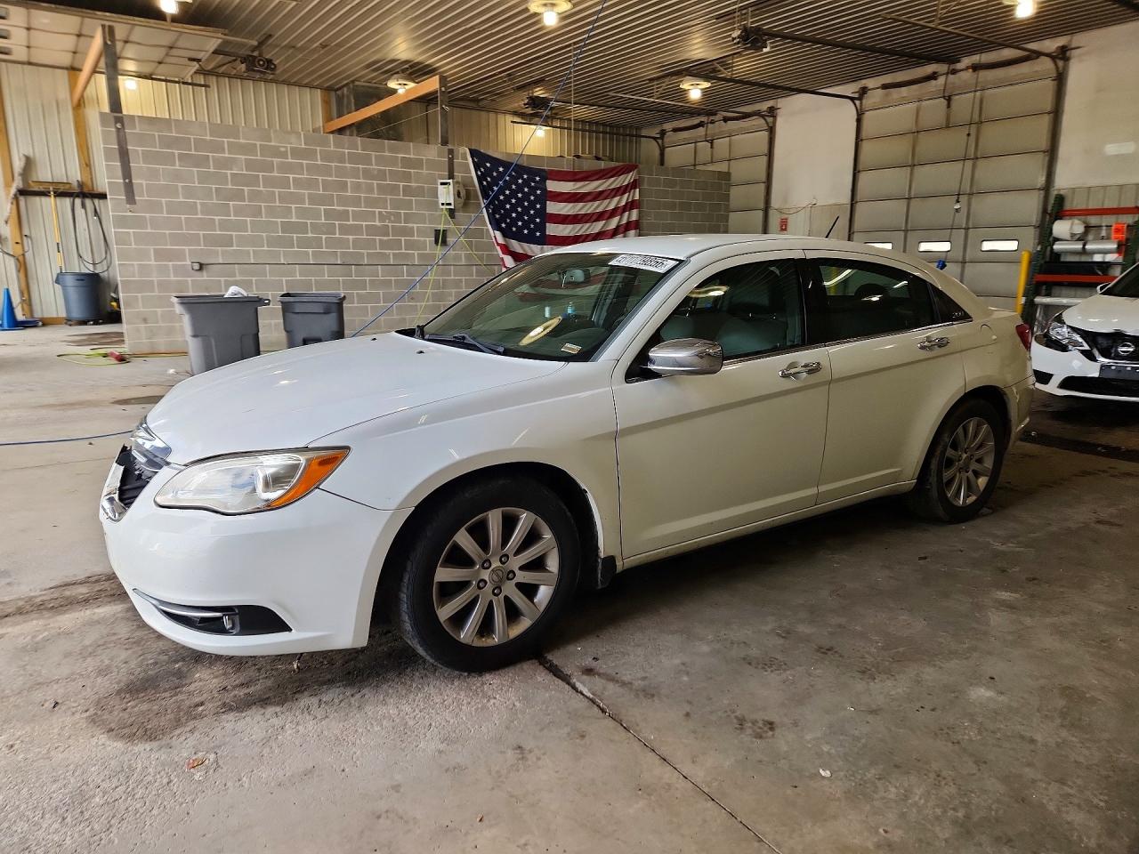 CHRYSLER 200 2013