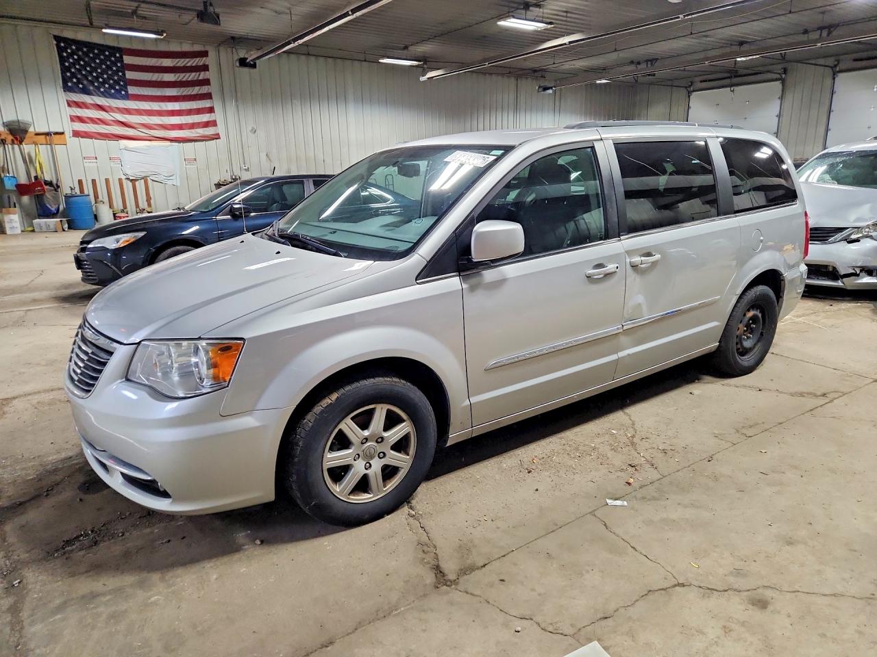 CHRYSLER TOWN & COUNTRY 2012