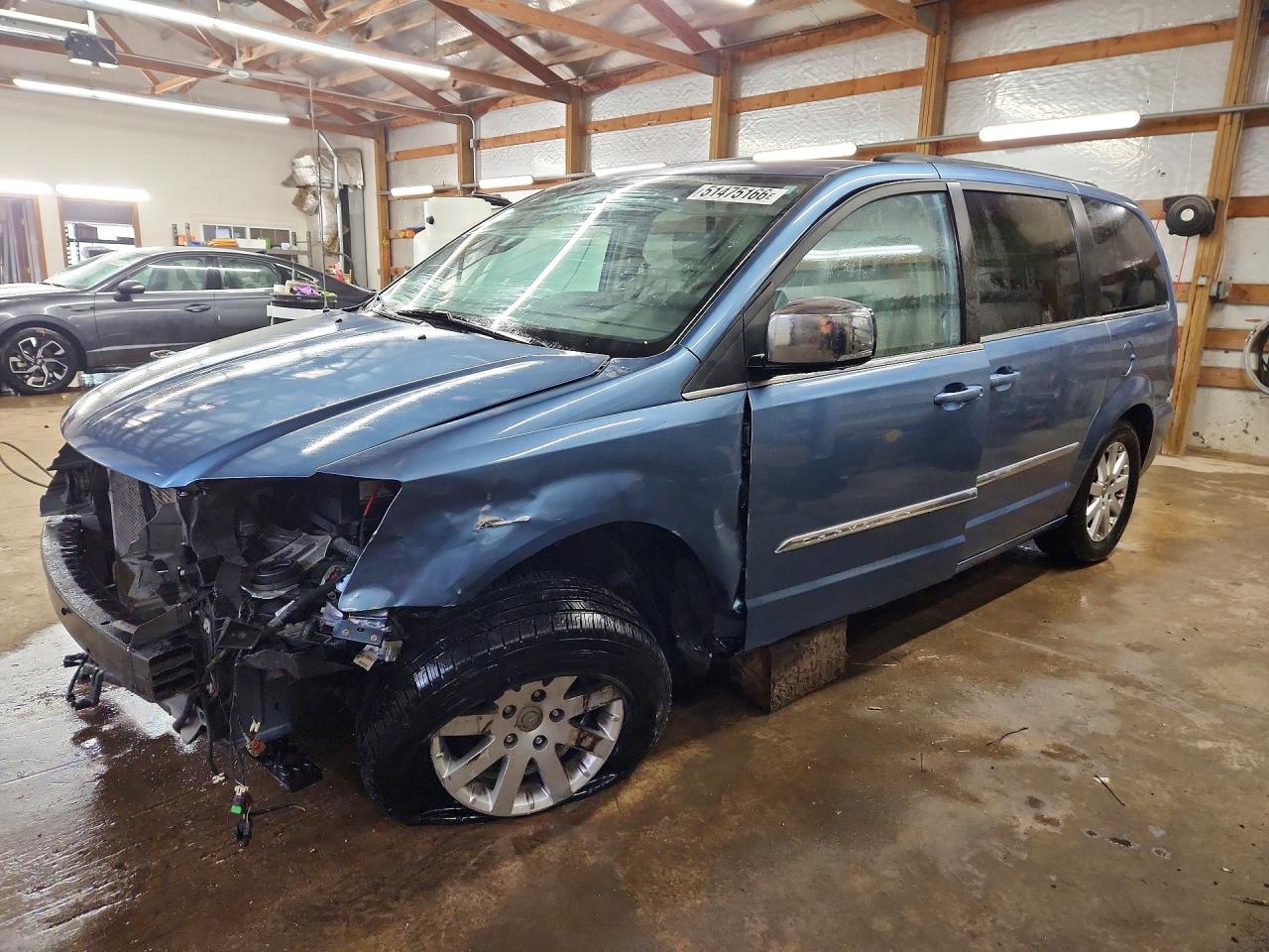 CHRYSLER TOWN & COUNTRY 2011