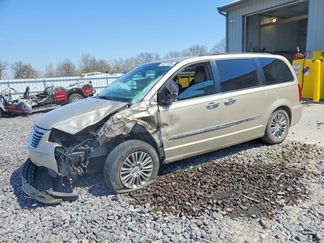 CHRYSLER TOWN & COUNTRY 2013