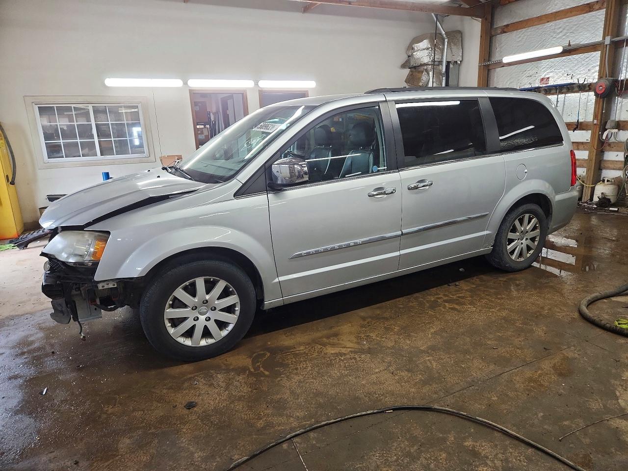 CHRYSLER TOWN & COUNTRY 2012