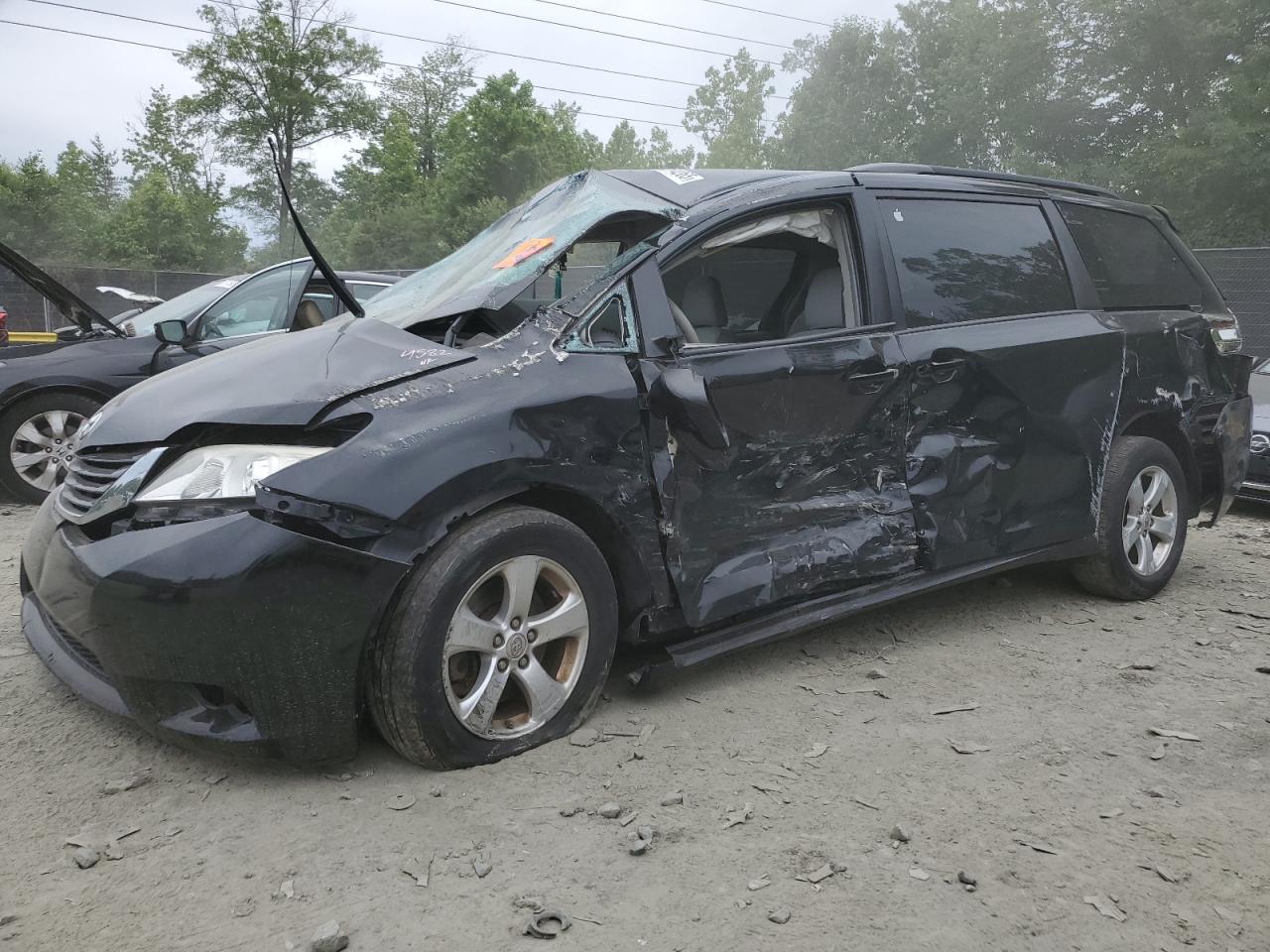 TOYOTA SIENNA LE 2012