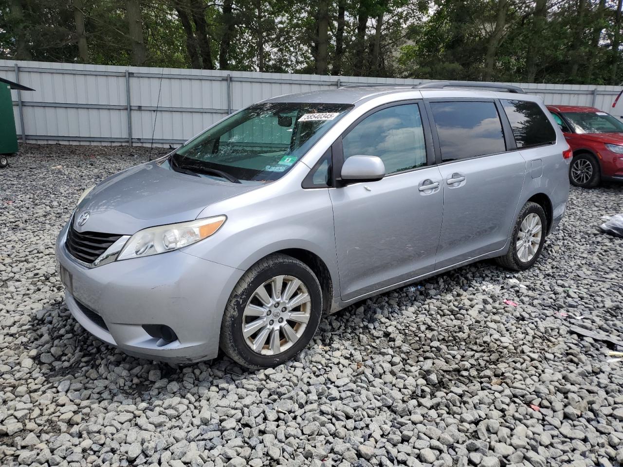 TOYOTA SIENNA LE 2012
