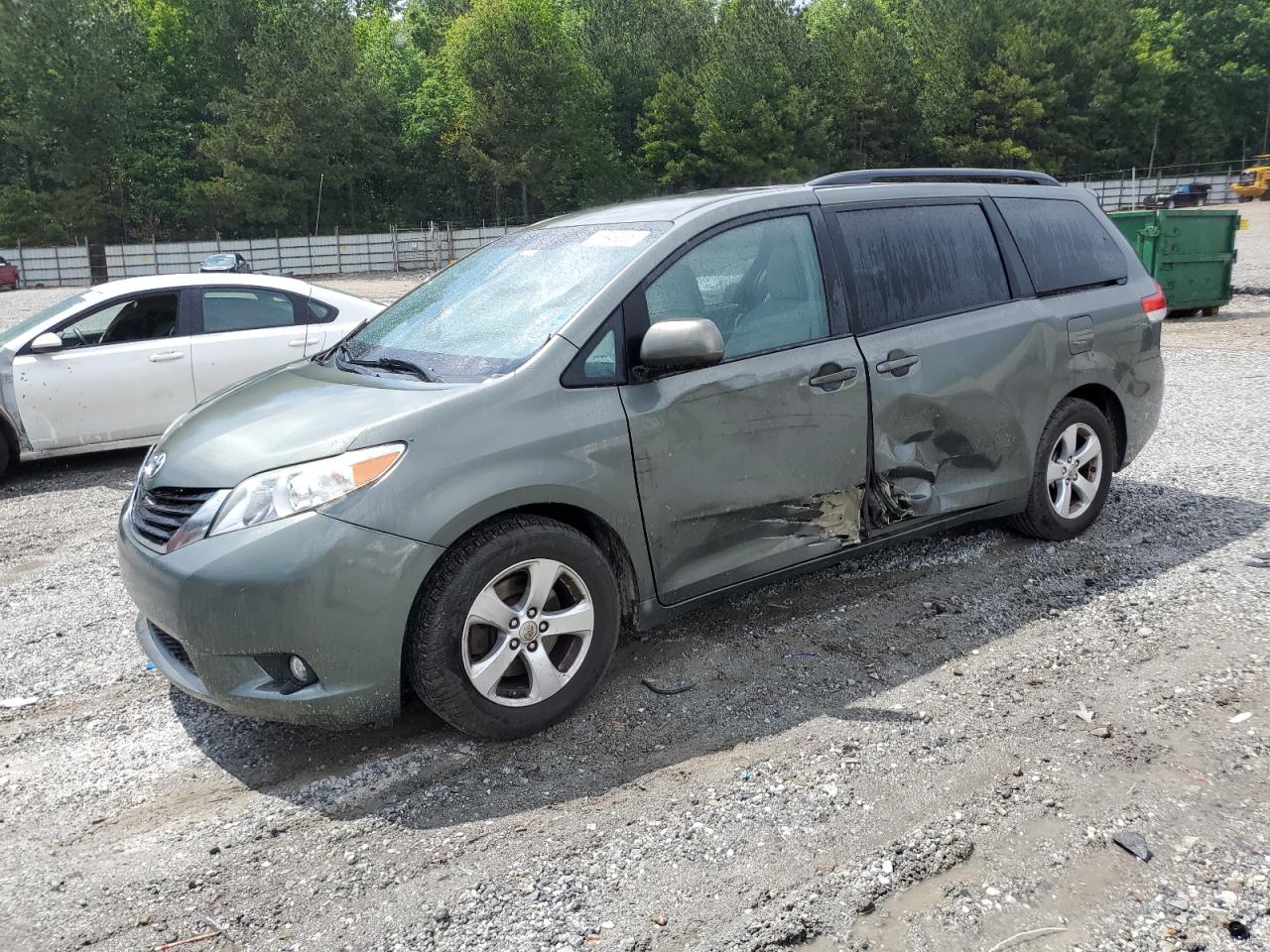 TOYOTA SIENNA LE 2014
