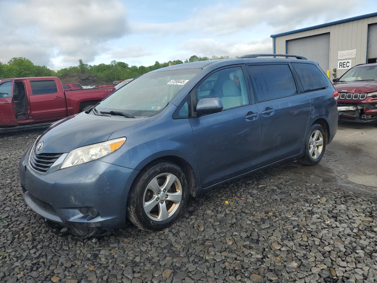 TOYOTA SIENNA LE 2013