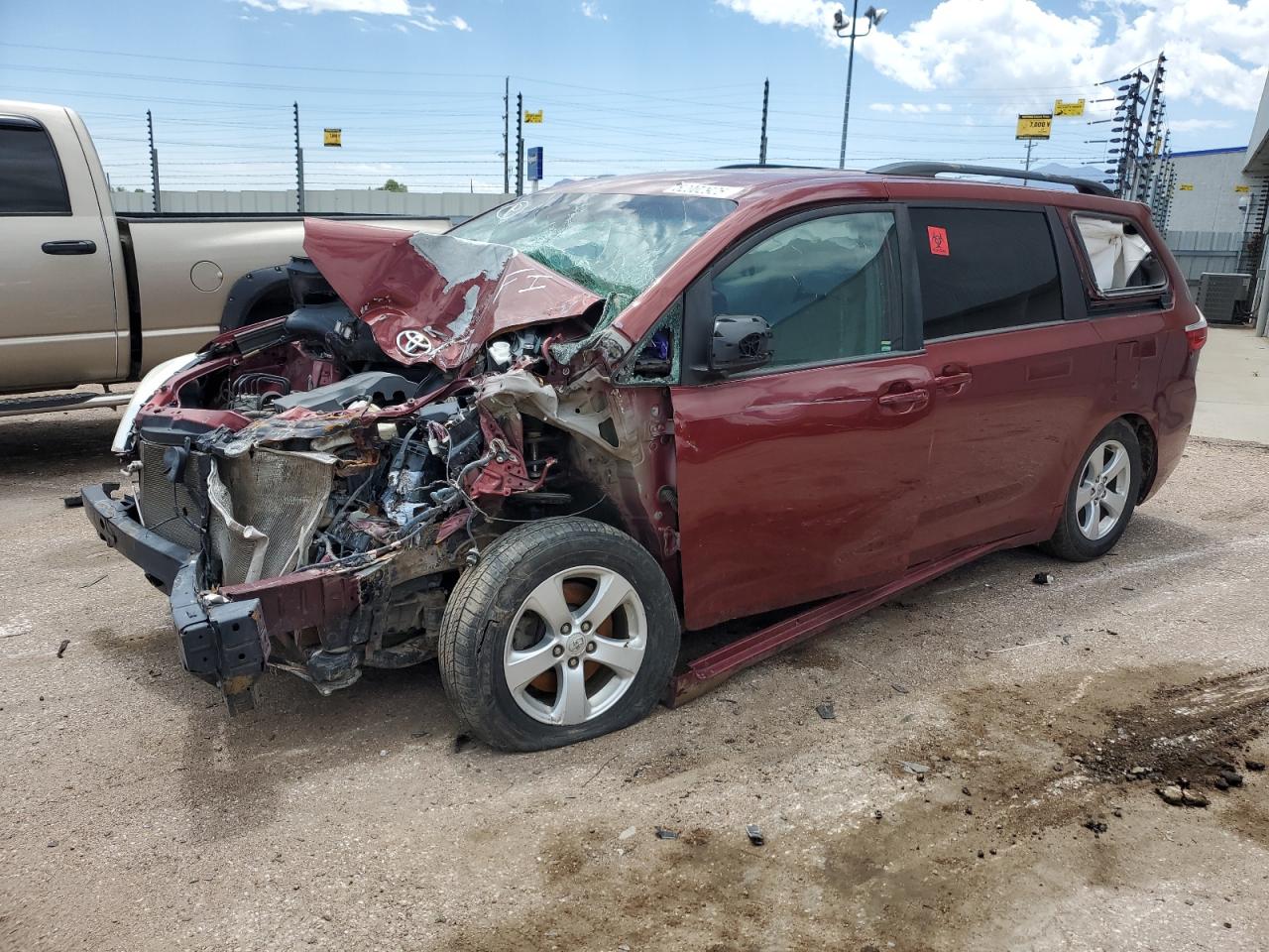 TOYOTA SIENNA LE 2015