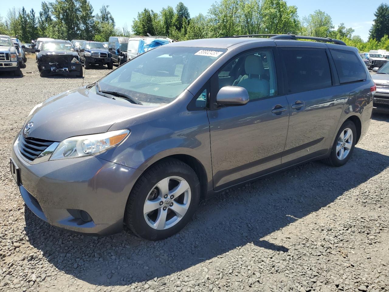 TOYOTA SIENNA LE 2011
