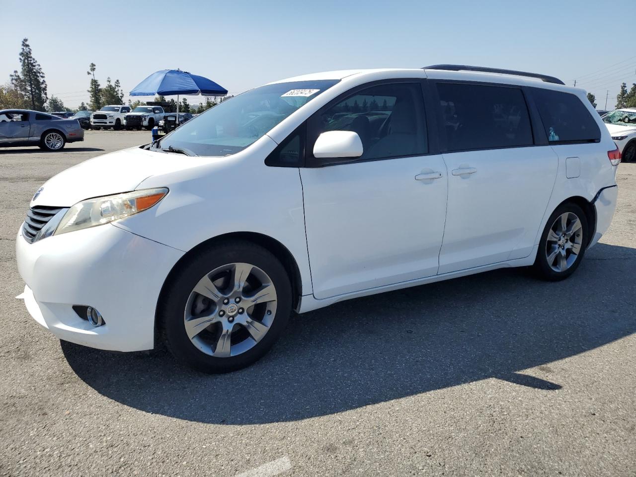 TOYOTA SIENNA LE 2012