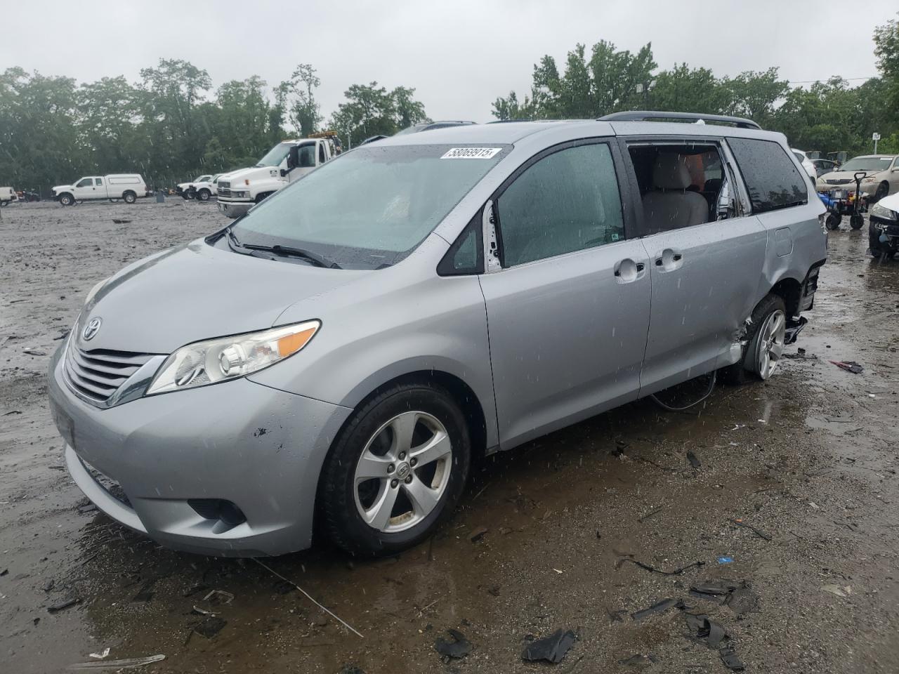 TOYOTA SIENNA LE 2015