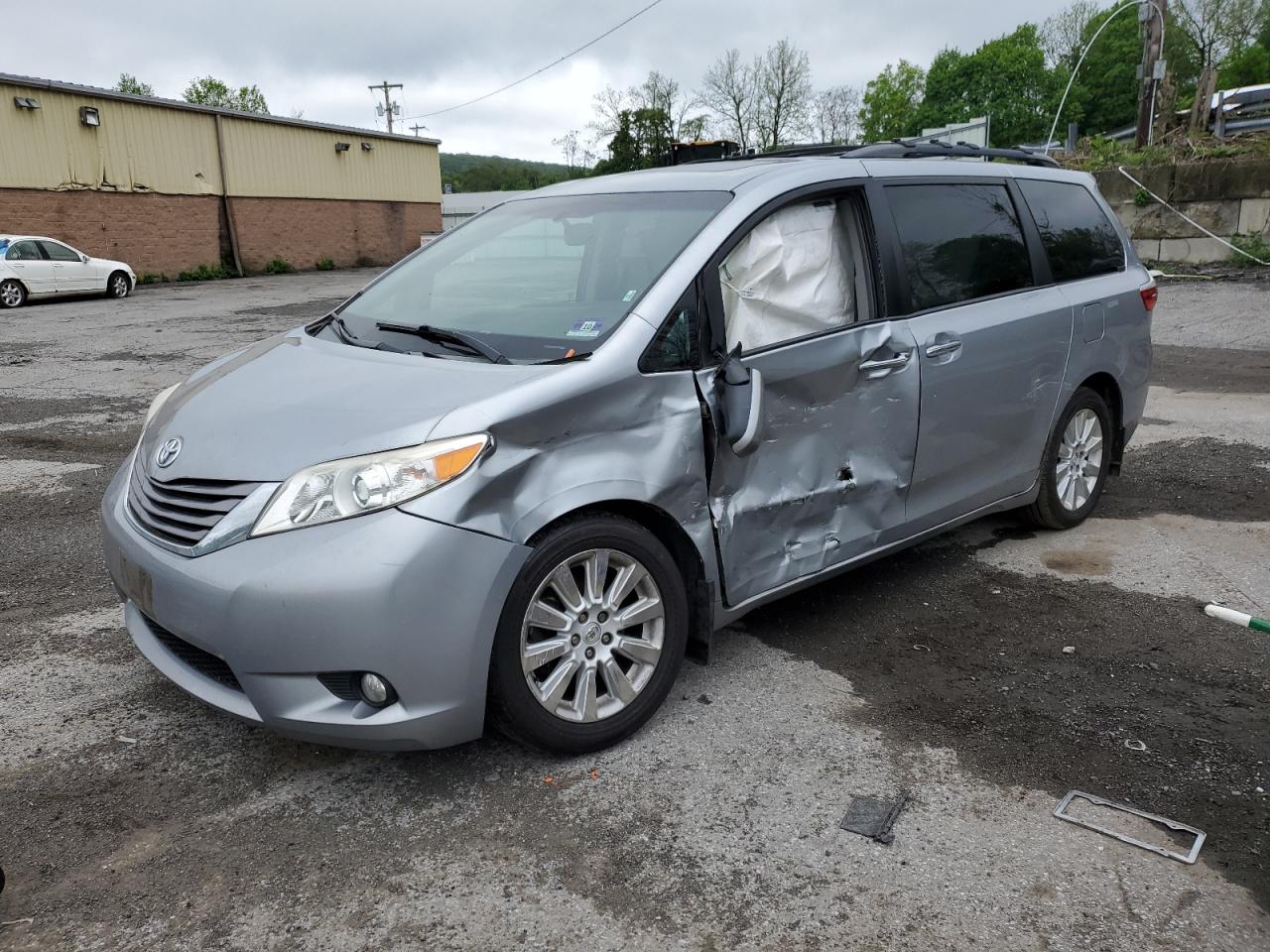 TOYOTA SIENNA XLE 2015