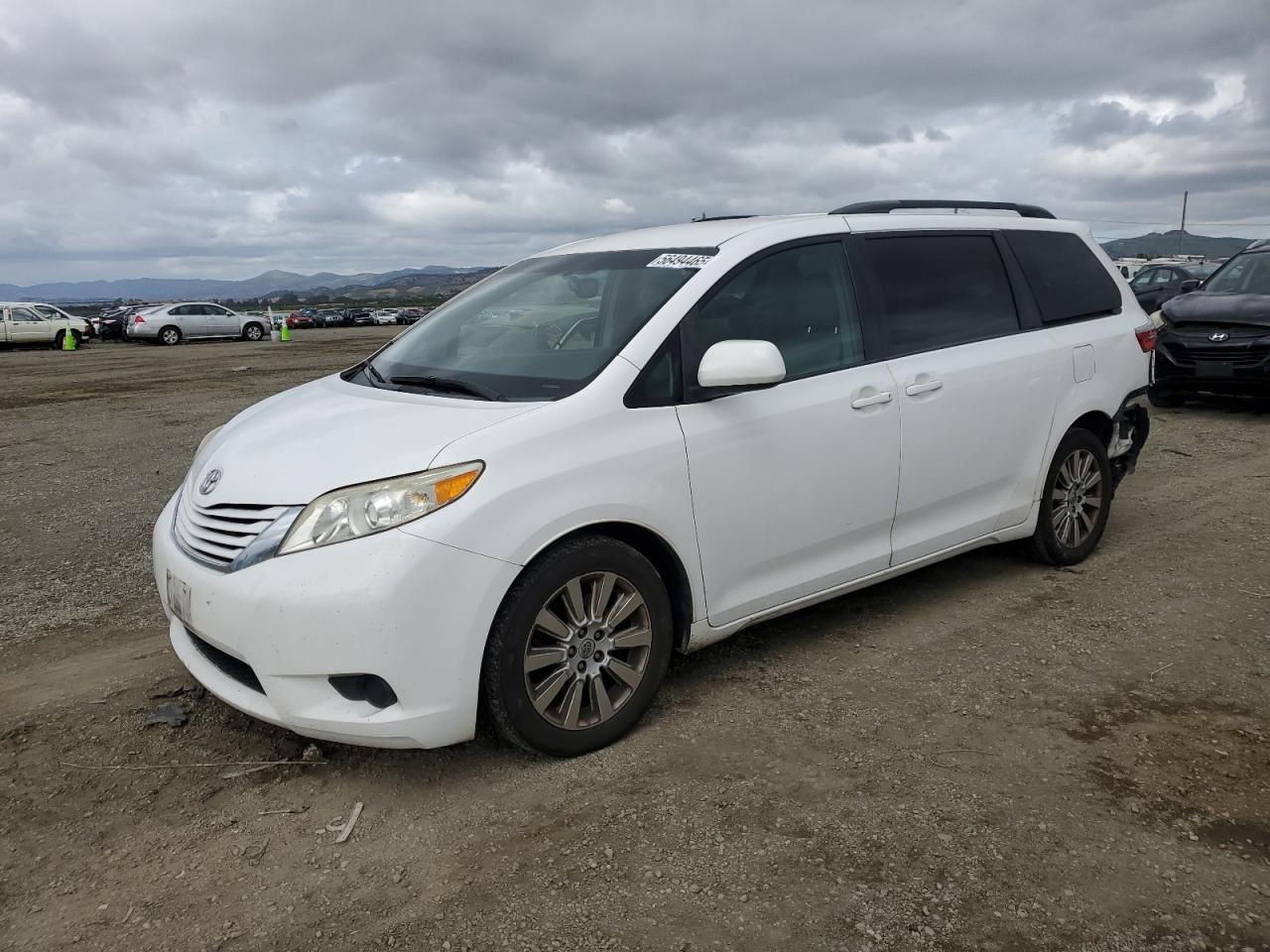TOYOTA SIENNA LE 2015