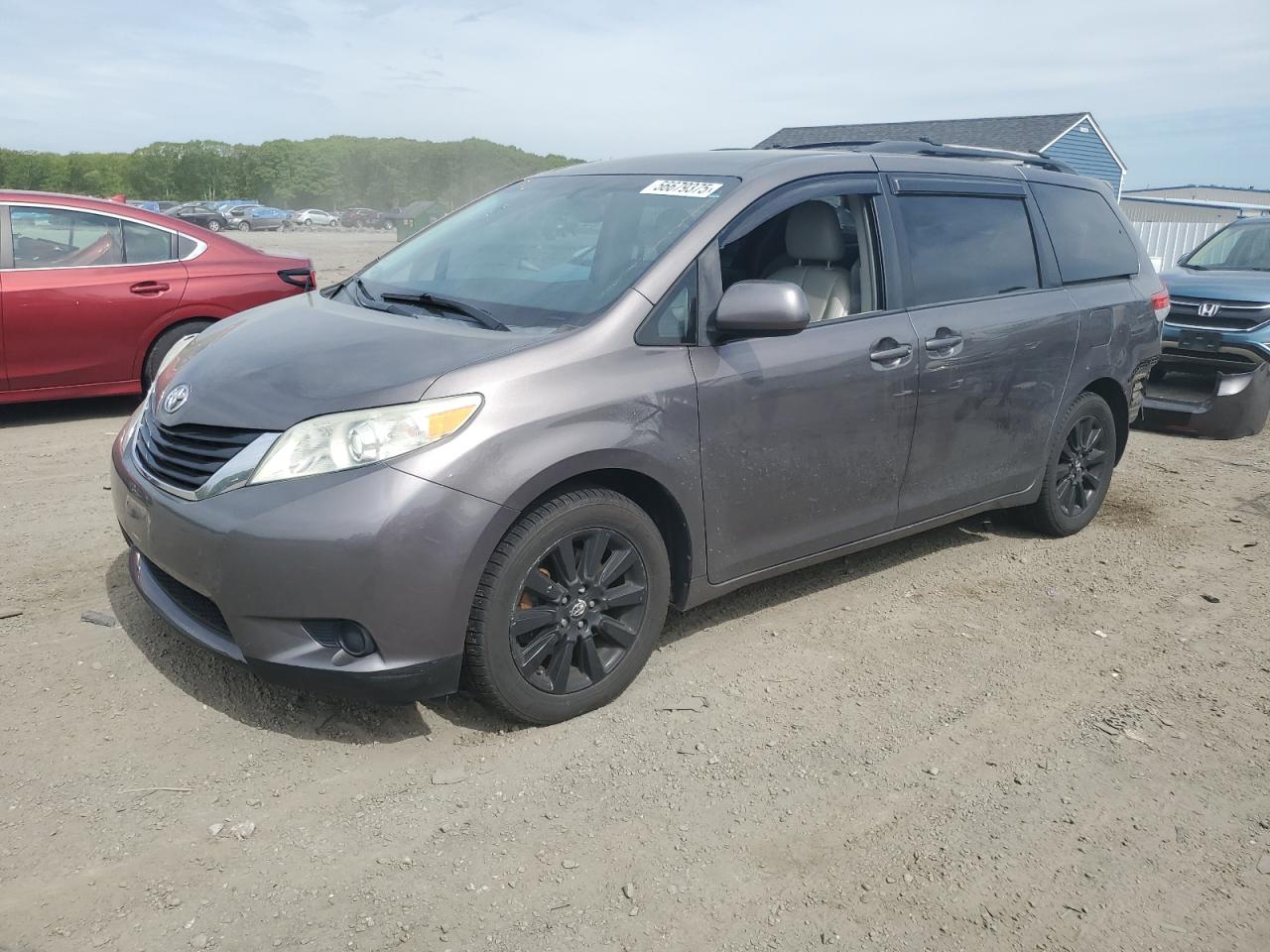 TOYOTA SIENNA LE 2011