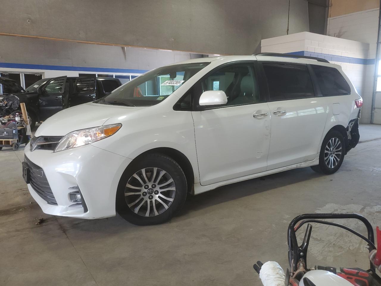 TOYOTA SIENNA XLE 2018