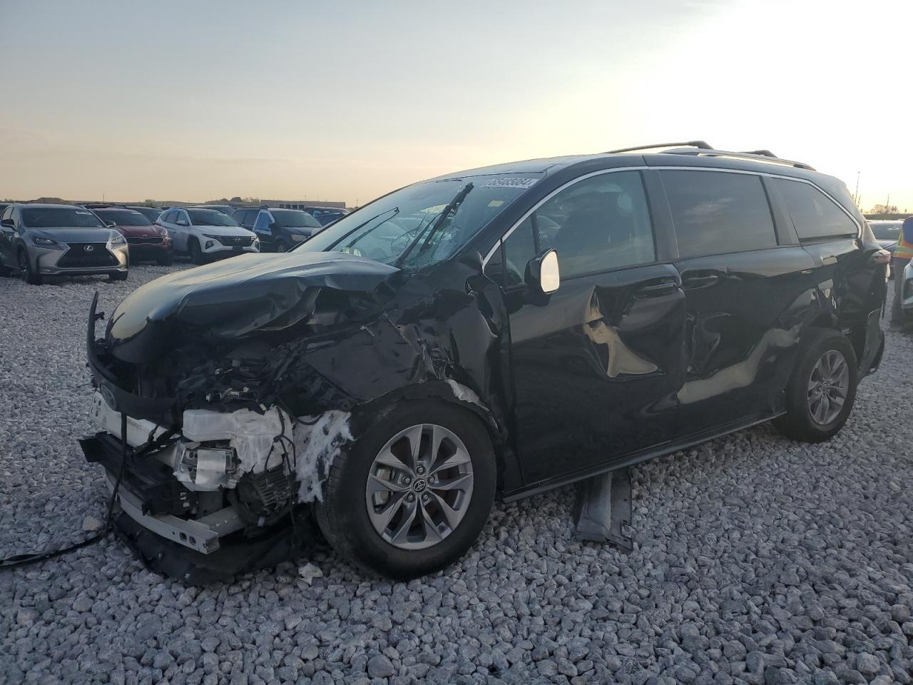 TOYOTA SIENNA LE 2022