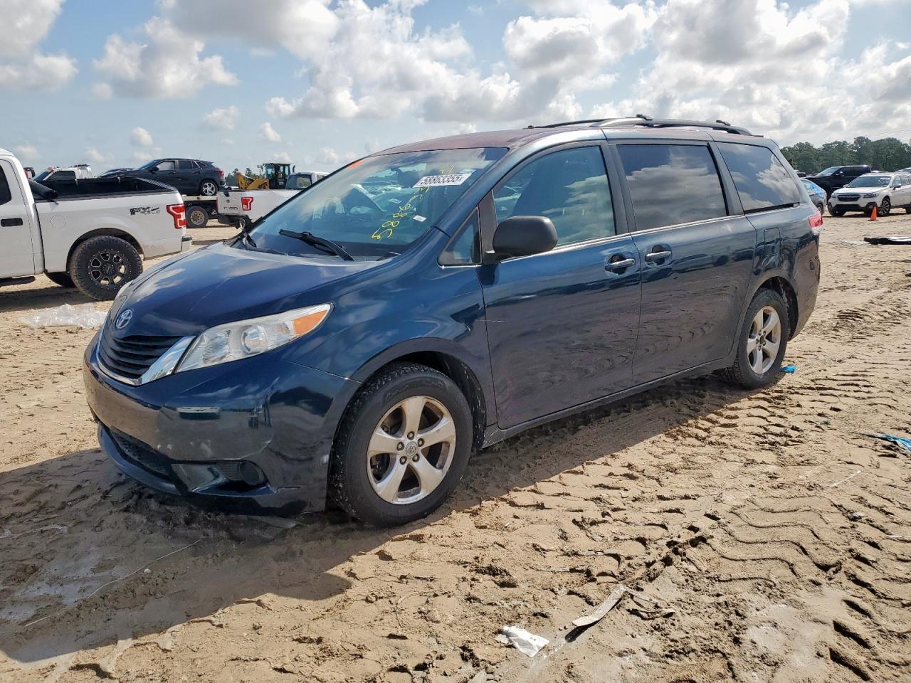 TOYOTA SIENNA LE 2011