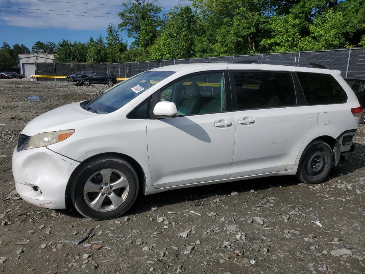 TOYOTA SIENNA LE 2014