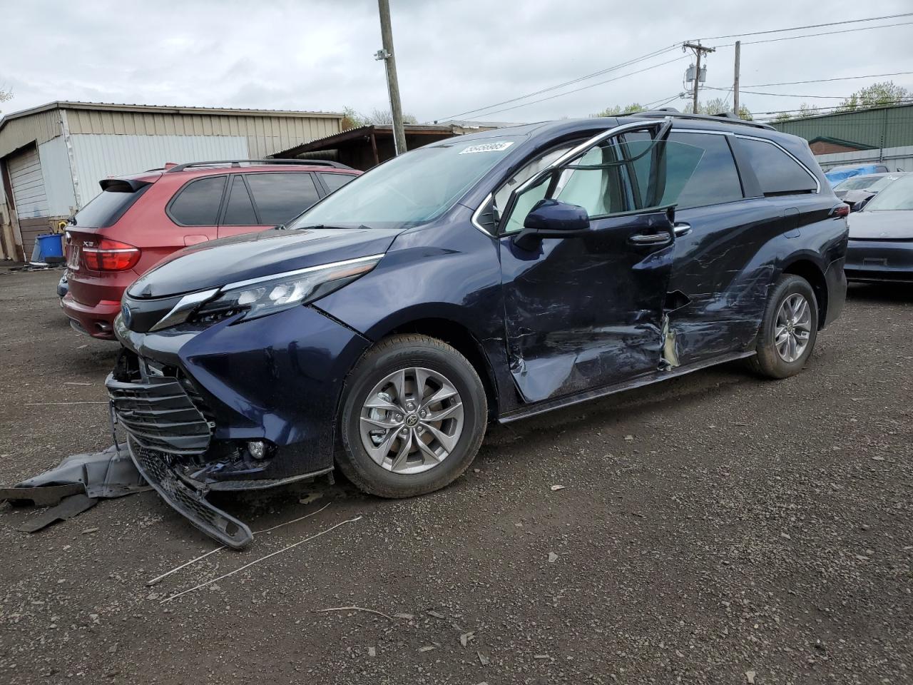 TOYOTA SIENNA XLE 2025