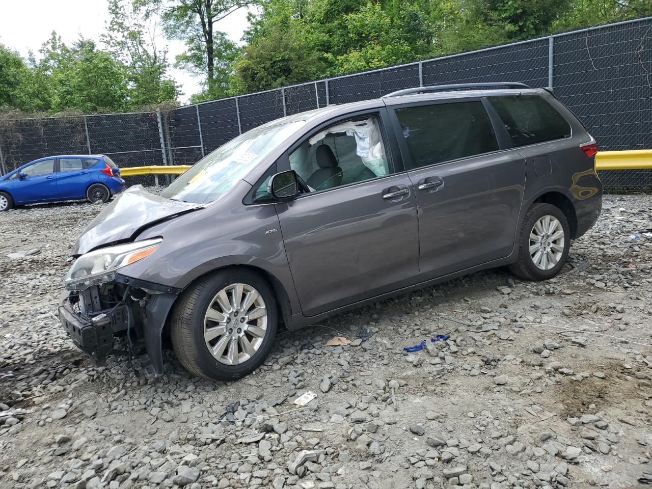 TOYOTA SIENNA XLE 2016