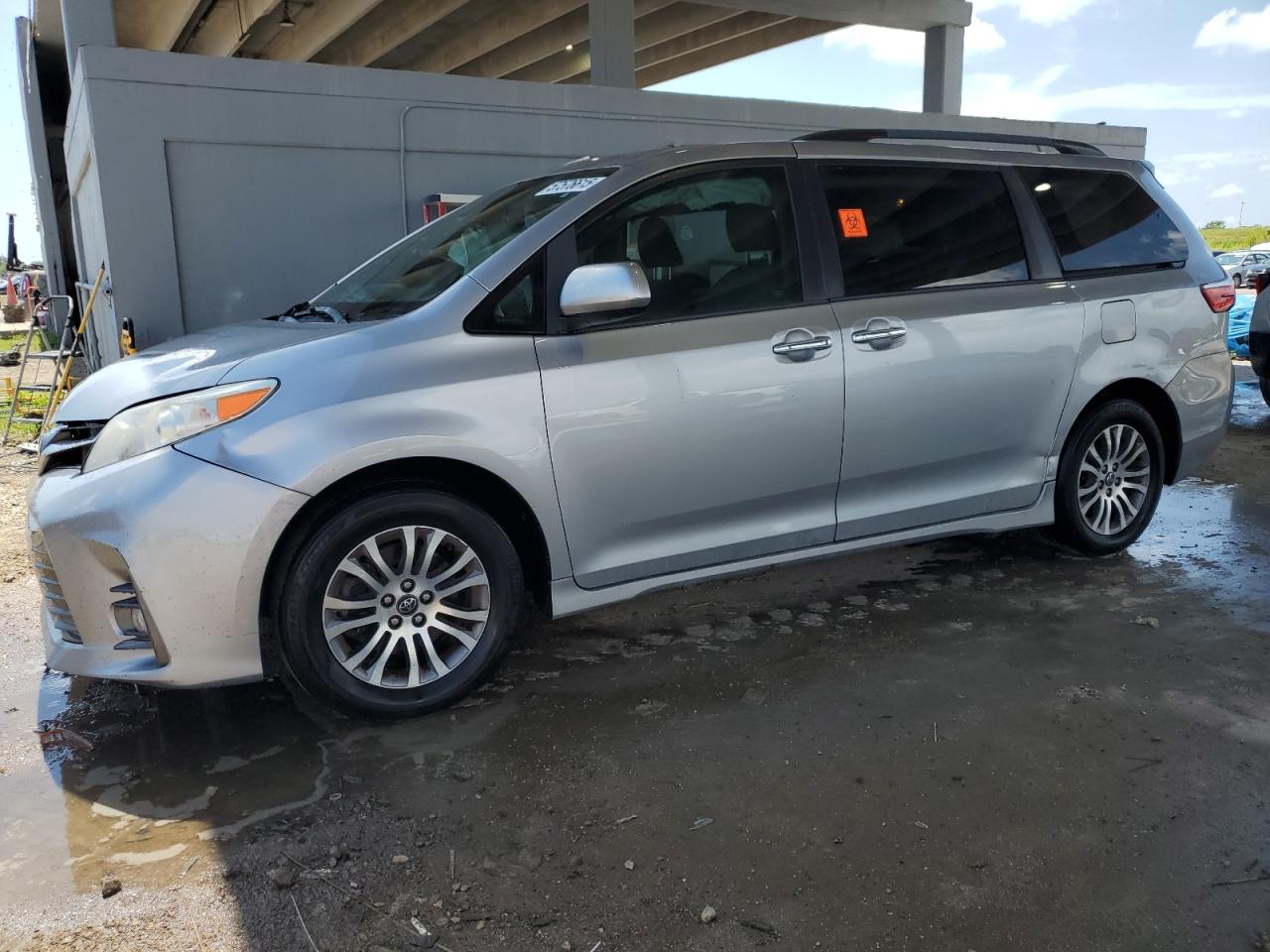TOYOTA SIENNA XLE 2018