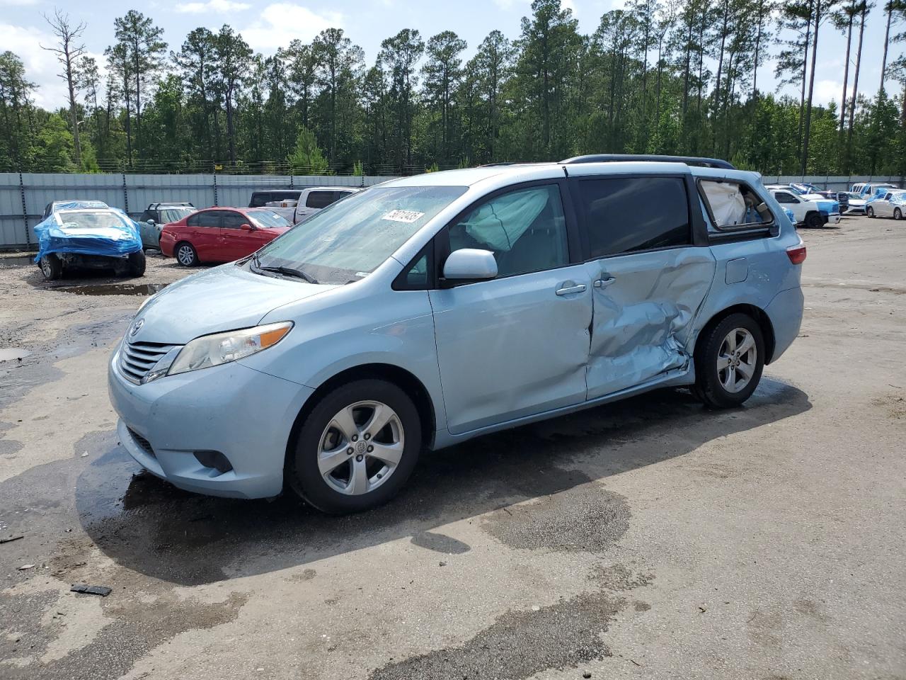 TOYOTA SIENNA LE 2015