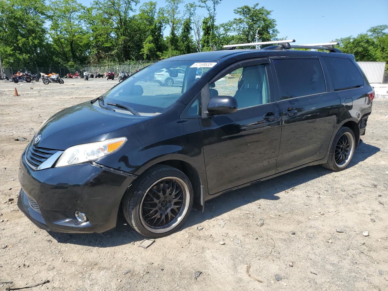 TOYOTA SIENNA LE 2016