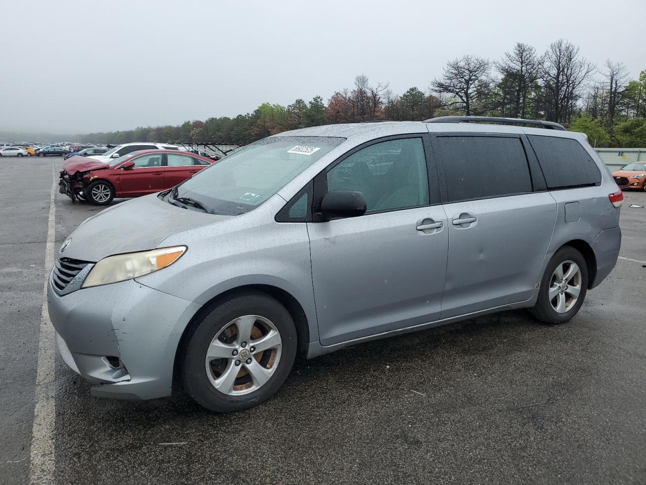 TOYOTA SIENNA LE 2011