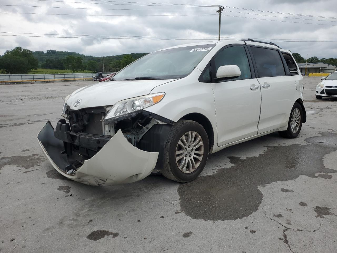 TOYOTA SIENNA XLE 2016