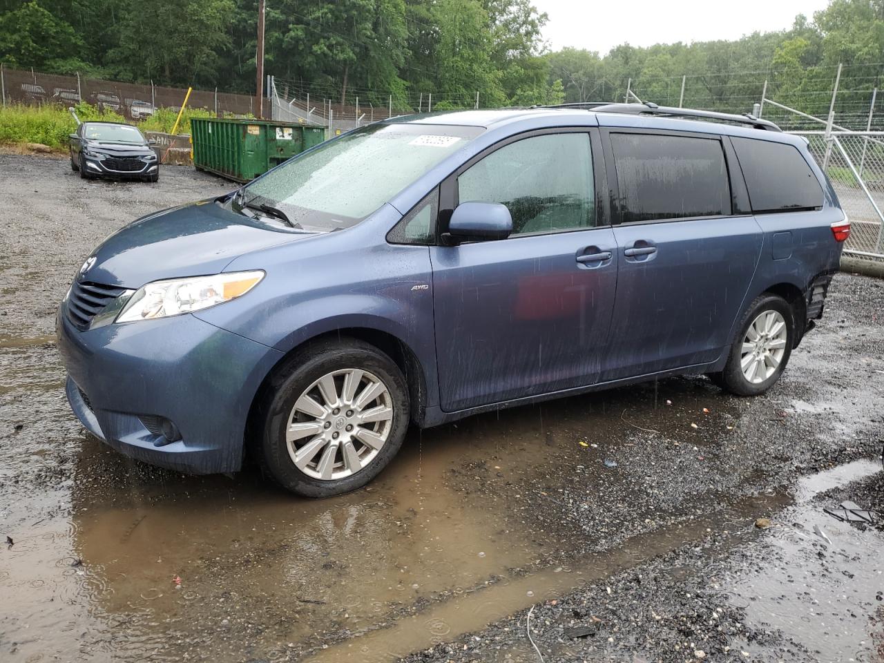 TOYOTA SIENNA LE 2017