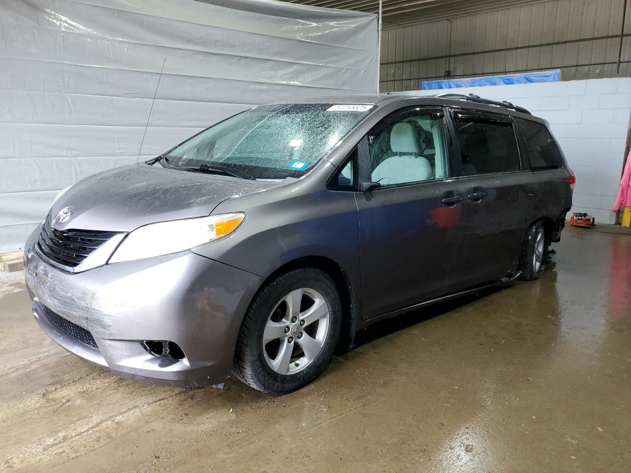 TOYOTA SIENNA LE 2011