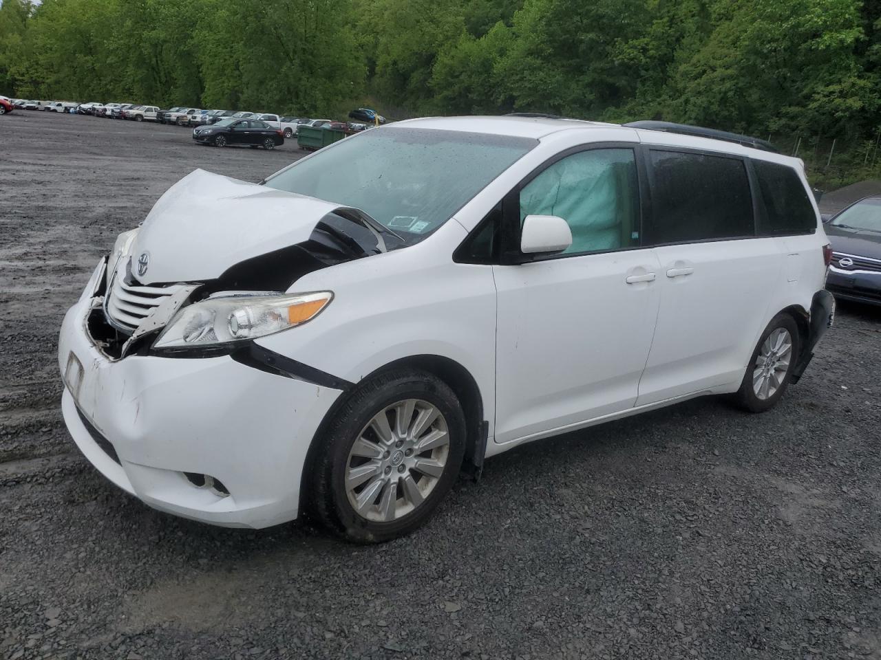 TOYOTA SIENNA LE 2015