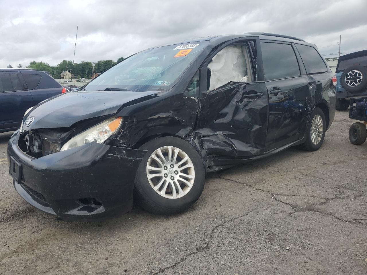 TOYOTA SIENNA XLE 2013