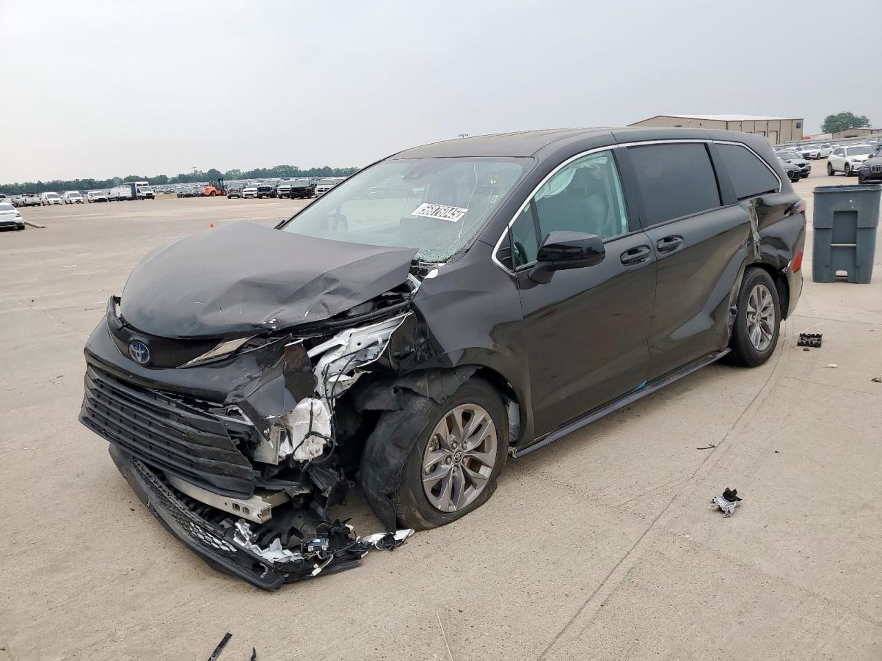 TOYOTA SIENNA LE 2024