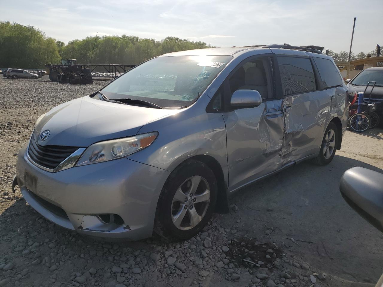 TOYOTA SIENNA LE 2012