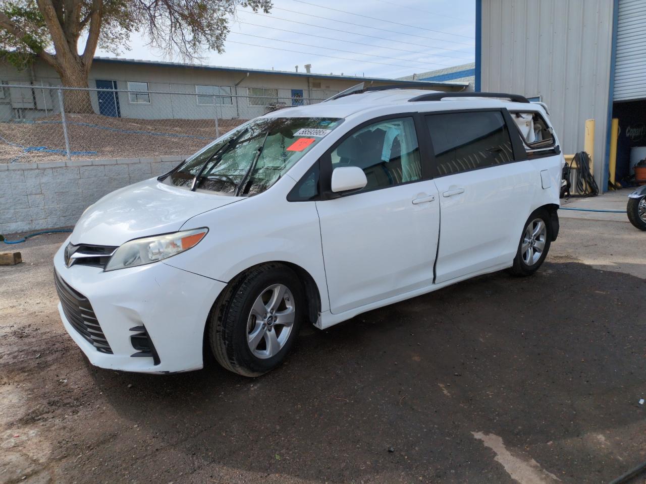 TOYOTA SIENNA LE 2018