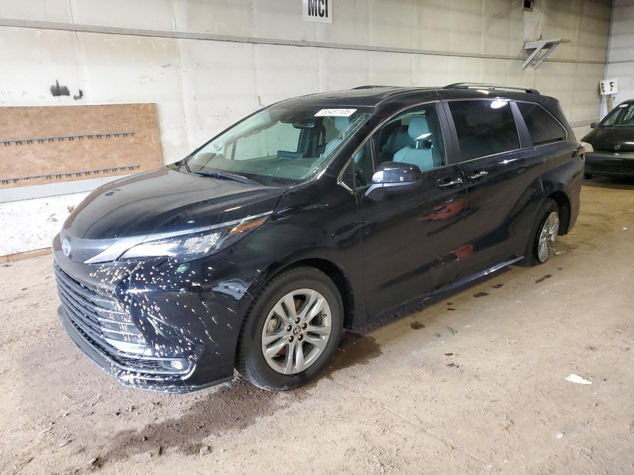 TOYOTA SIENNA XLE 2025